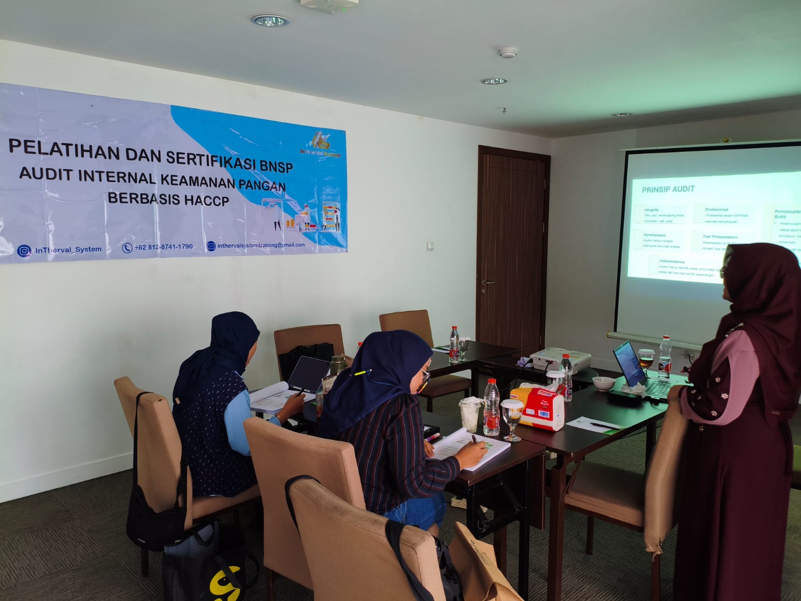 Dokumentasi pelatihan audit internal keamanan pangan sesi pertama